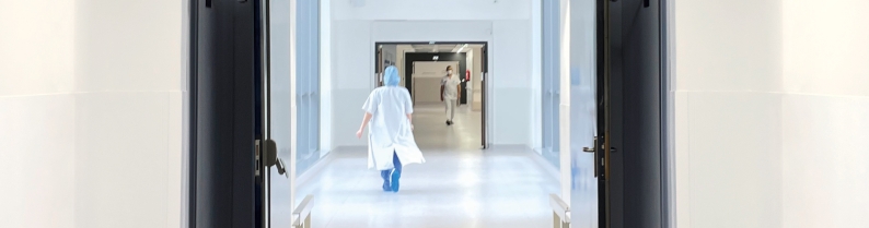 couloir hôpital soignant marche